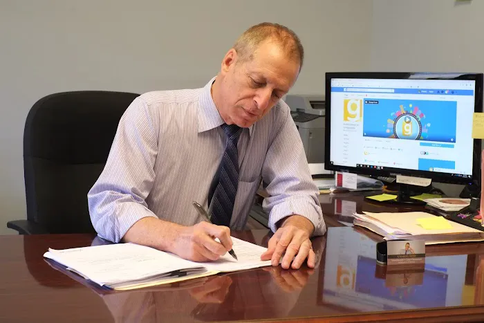 Abogado Reed (Charles Reed, Attorney) 5