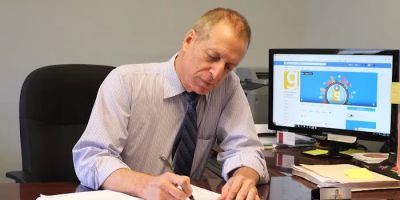 Abogado Reed (Charles Reed, Attorney)