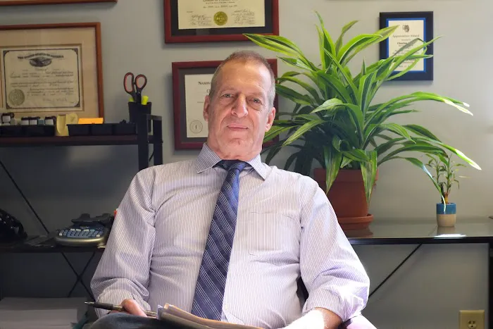 Abogado Reed (Charles Reed, Attorney) 5