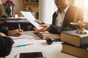 Legal Advice for Handling Small Business Contracts: Expert Tips and Strategies