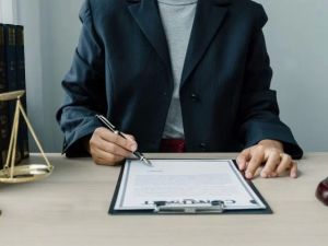 Are Lawyers Notaries? What You Need to Know About Their Roles