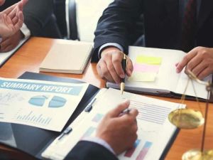 How Much Do Lawyers Earn Per Hour? Understanding Lawyer Hourly Rates