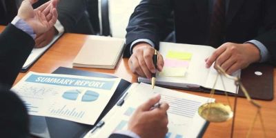 How Much Do Lawyers Earn Per Hour? Understanding Lawyer Hourly Rates