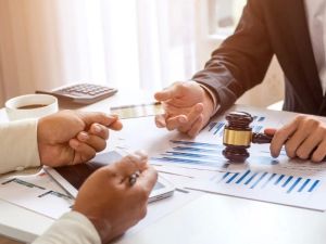 How Much Do Injury Lawyers Charge? Understanding Legal Fees