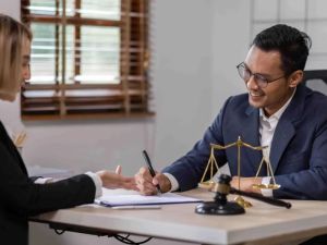 Do Lawyers Have Malpractice Insurance? Why It’s Crucial for Legal Protection